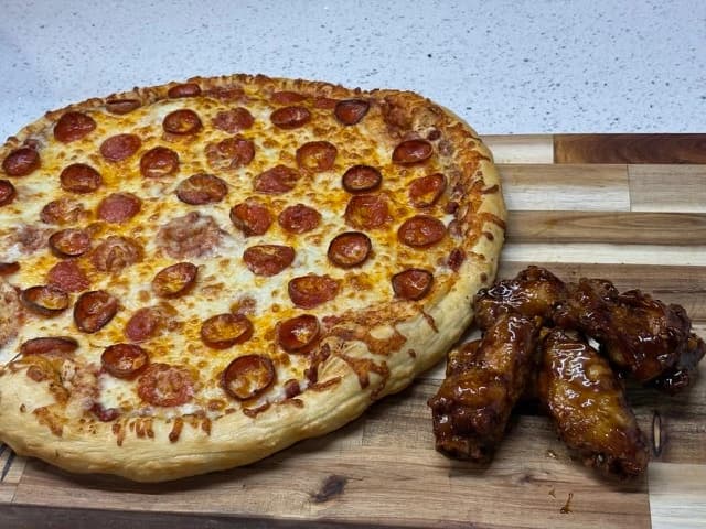 Chz/Pepp Pizza, Wing/Soda Combo